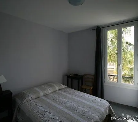 מלון De La Pinede 3*